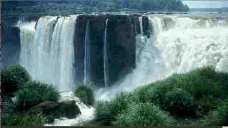 Las cataratas de Iguaz
Las cataratas de Iguaz, en la frontera entre Argentina y Brasil, son una de las grandes maravillas naturales de Sudamrica. La altura oscila entre 60 y 80 metros. Durante la estacin seca el ro se bifurca en dos cataratas con forma de media luna, pero en la estacin hmeda el agua se une en una sola catarata de ms de 4 km de anchura.
